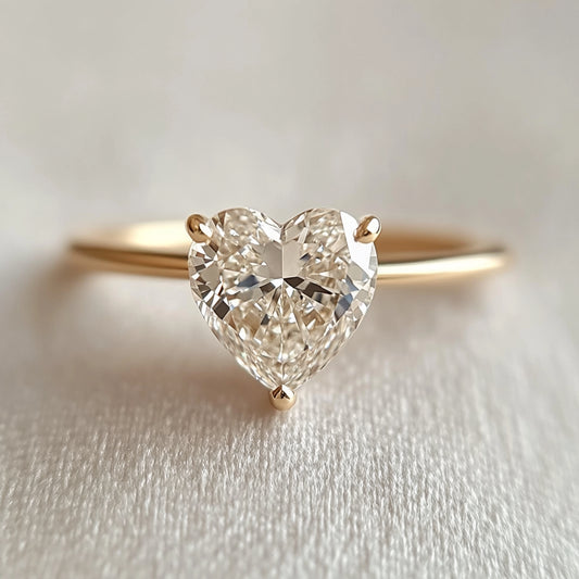 The heart- shaped diamond ring Simple