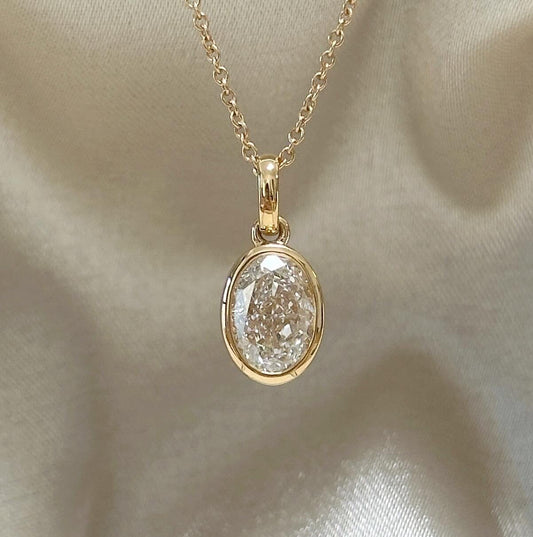 Oval-shaped diamond necklace