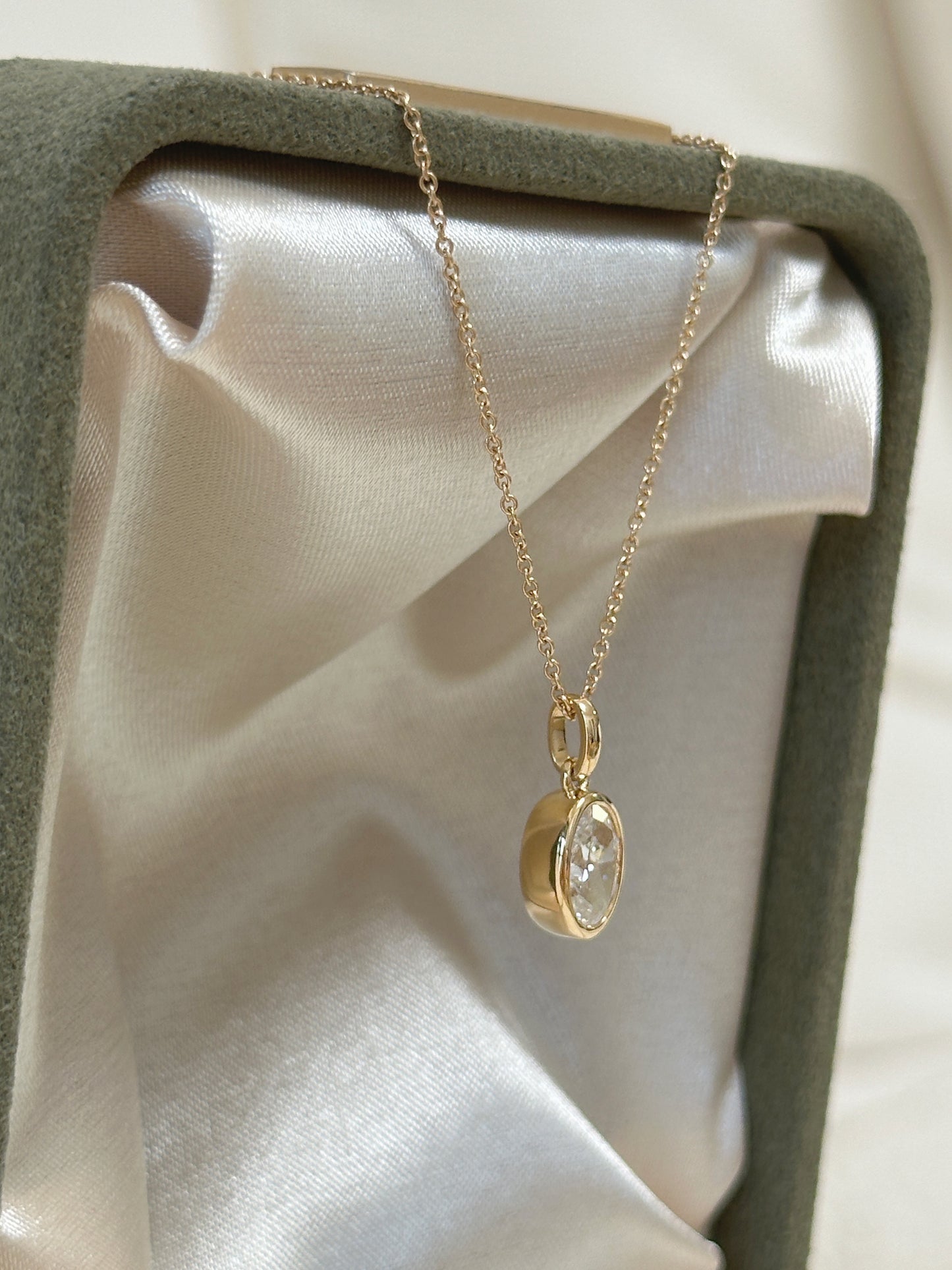 Oval-shaped diamond necklace