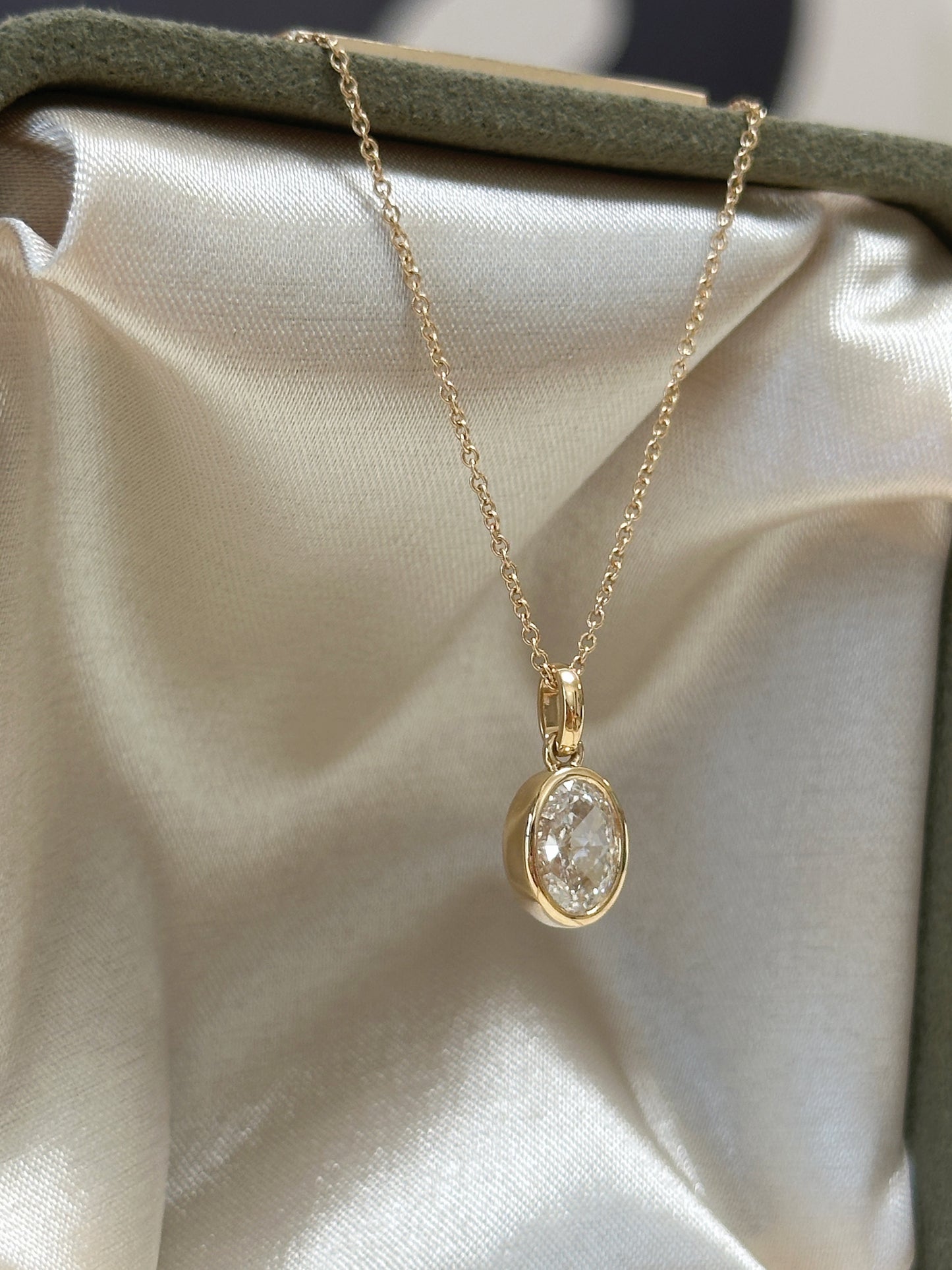 Oval-shaped diamond necklace