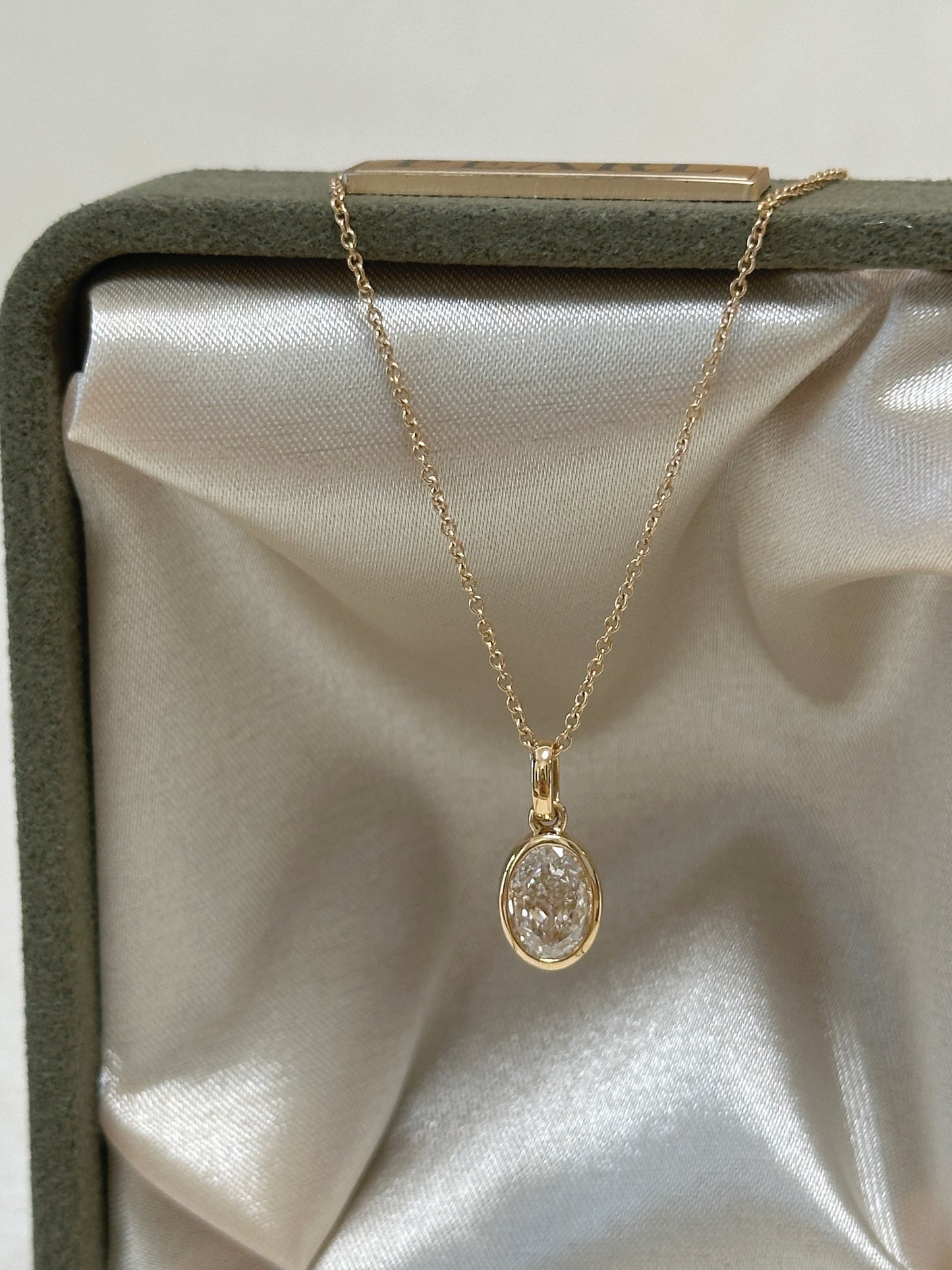 Oval-shaped diamond necklace